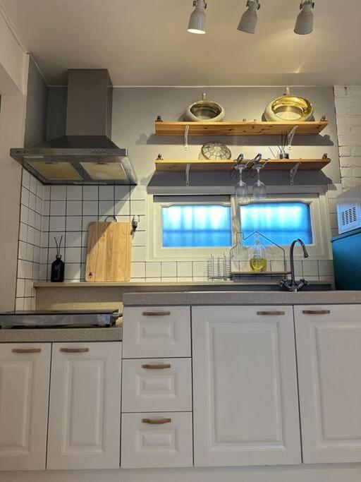 10-minute Walk From Hongdae Entrance Station, 2 Rooms, 3 Beds