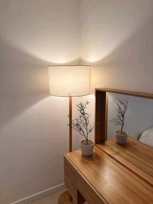 10-minute Walk From Hongdae Entrance Station, 2 Rooms, 3 Beds * Seoul