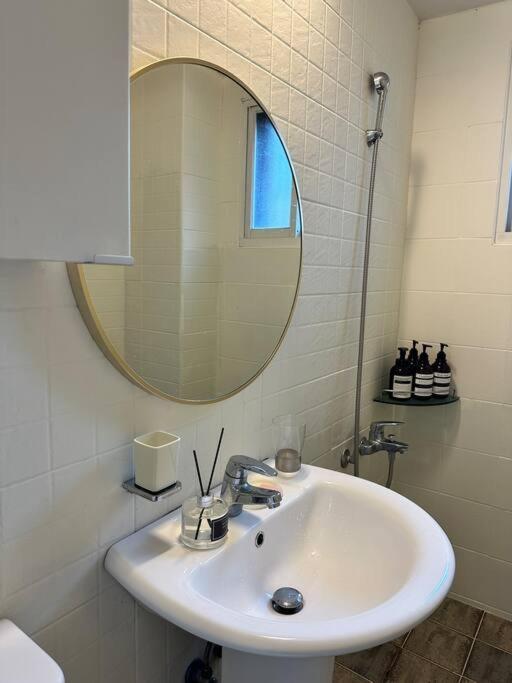 10-minute Walk From Hongdae Entrance Station, 2 Rooms, 3 Beds