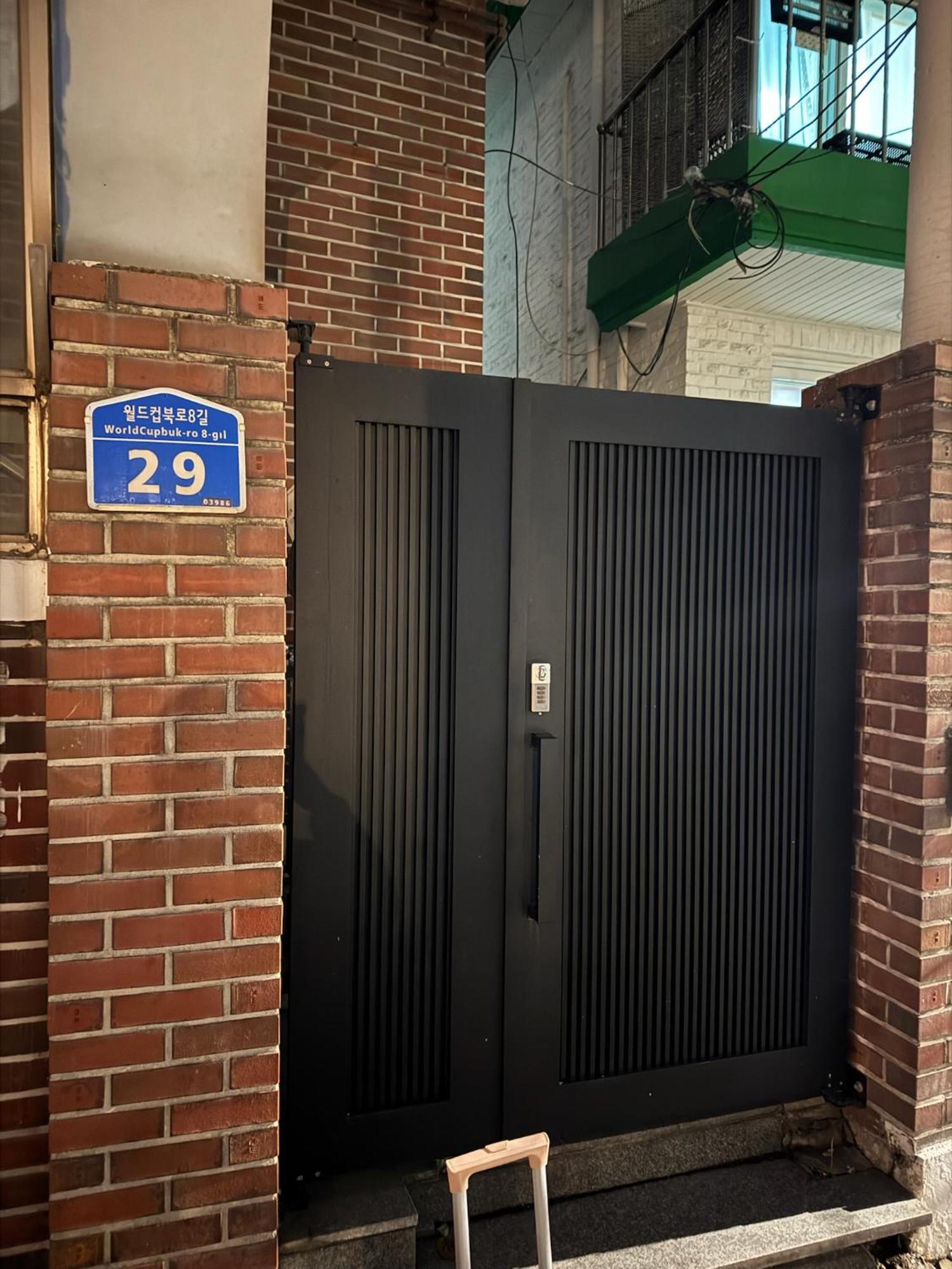 10-minute Walk From Hongdae Entrance Station, 2 Rooms, 3 Beds Apartment *
